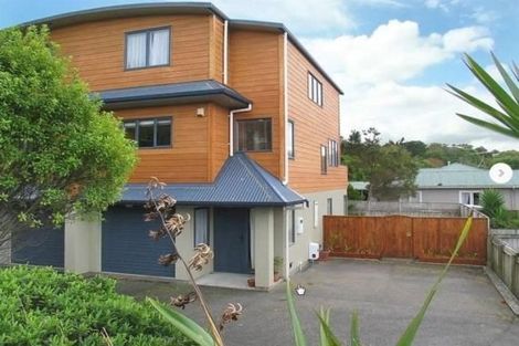 Photo of property in 2 Stella Grove, Newlands, Wellington, 6037