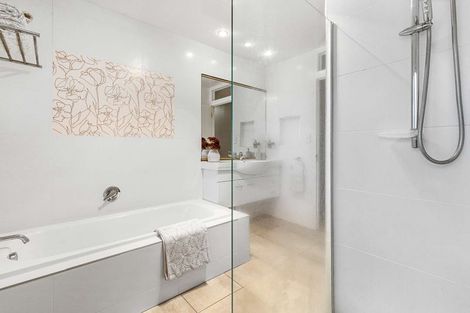 Photo of property in 10 Gemini Place, Kawaha Point, Rotorua, 3010