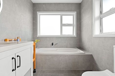 Photo of property in 1/7 Tudor Crescent, Chedworth, Hamilton, 3210