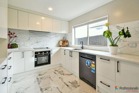 Photo of property in 18 Staten Place, Mangere, Auckland, 2022