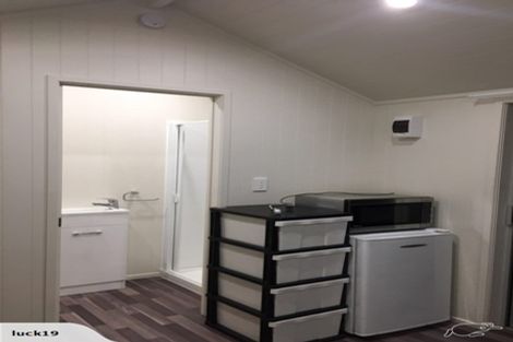 Photo of property in 28 Golf Road, New Lynn, Auckland, 0600