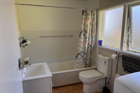 Photo of property in 2/17 Huntingdon Street, Northland, Wellington, 6012