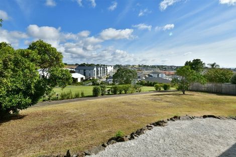 Photo of property in 12 Tawhana Crescent, Red Beach, 0932