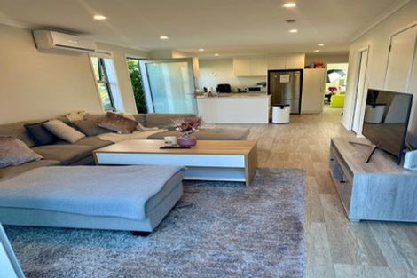 Photo of property in 1a Pavola Grove, Glenfield, Auckland, 0629