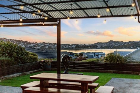 Photo of property in 86 Queen Charlotte Drive, Aotea, Porirua, 5024