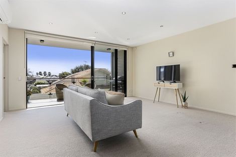 Photo of property in 2a/7 Frieston Road, Milford, Auckland, 0620