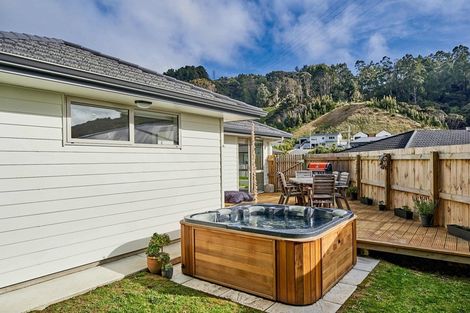 Photo of property in 4 Hull Place, Whitby, Porirua, 5024