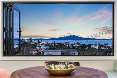 Photo of property in 2/33 Parr Terrace, Castor Bay, Auckland, 0620