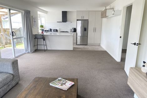 Photo of property in 12 Duncan Avenue, Te Atatu South, Auckland, 0610