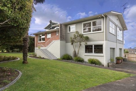 Photo of property in 2 Colwill Road, Massey, Auckland, 0614
