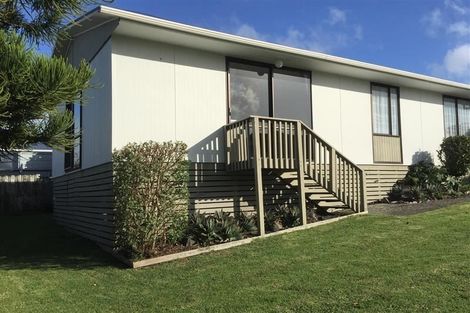 Photo of property in 1/4 Hanson Place, West Harbour, Auckland, 0618