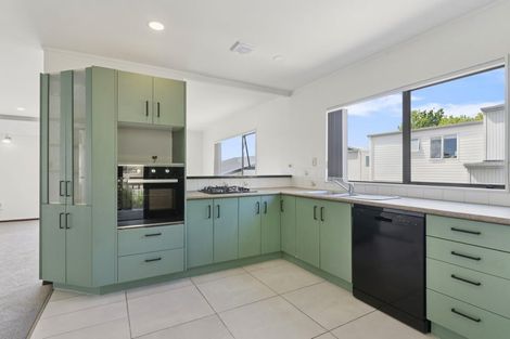 Photo of property in 34 Capilano Place, Glenfield, Auckland, 0629