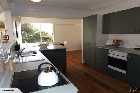 Photo of property in 6 Link Road, Newlands, Wellington, 6037