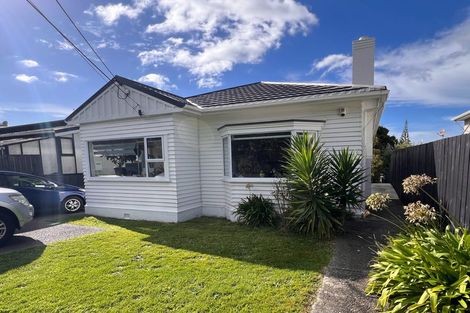 Photo of property in 123 Queens Drive, Lyall Bay, Wellington, 6022