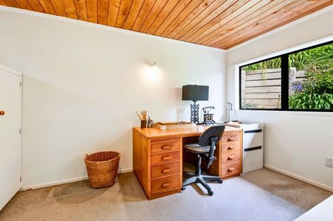 Photo of property in 10 Chelverton Terrace, Red Beach, 0932