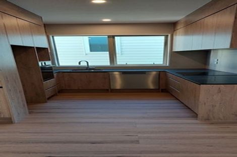 Photo of property in 1b Taupiko Place, Green Bay, Auckland, 0604