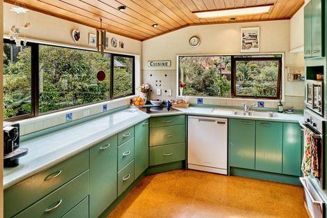 Photo of property in 2 Lady Bell Grove, Lowry Bay, Lower Hutt, 5013