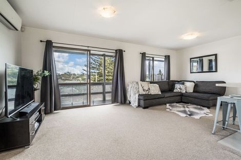 Photo of property in 2/7 Matipo Road, Te Atatu Peninsula, Auckland, 0610