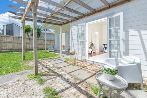 Photo of property in 3 Queen Mary Avenue, New Lynn, Auckland, 0600