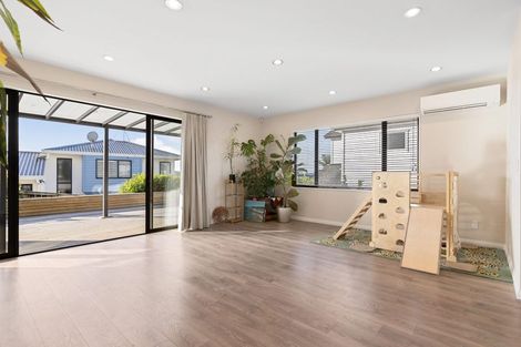Photo of property in 11 Matisse Drive, West Harbour, Auckland, 0618