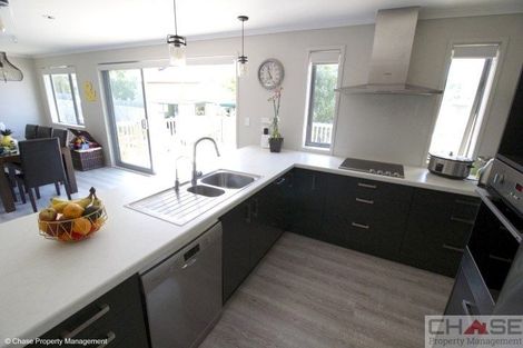 Photo of property in 16a Holiday Road, Stanmore Bay, Whangaparaoa, 0932