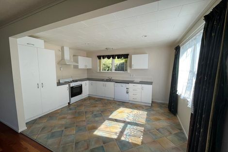 Photo of property in 3 Blandford Way, Newlands, Wellington, 6037