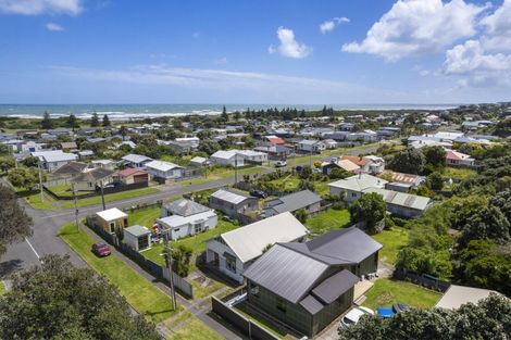 Photo of property in 15 Manuka Street, Castlecliff, Whanganui, 4501