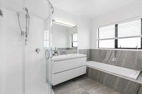 Photo of property in 221 Lakes Boulevard, Pyes Pa, Tauranga, 3112