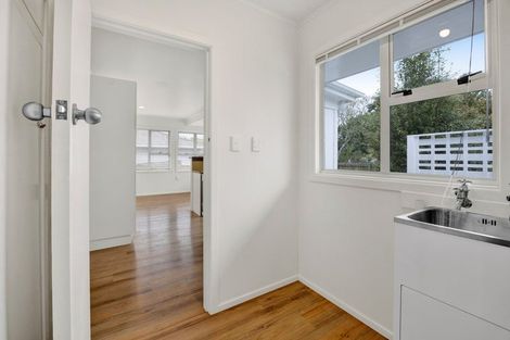 Photo of property in 5 Nikau Street, Inglewood, 4330