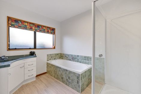 Photo of property in 8 Brockhall Lane, Avonhead, Christchurch, 8042