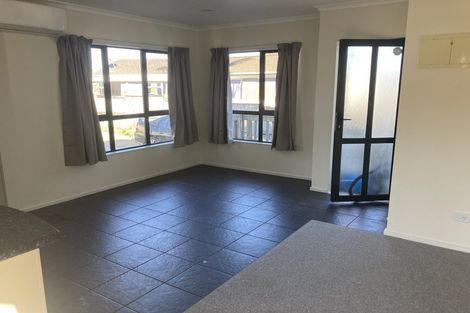 Photo of property in 102 Kemp Road, Massey, Auckland, 0614