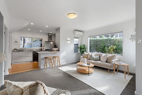 Photo of property in 318 Queens Drive, Lyall Bay, Wellington, 6022