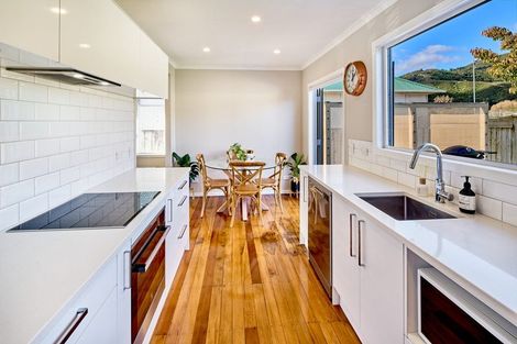 Photo of property in 33 Gibson Crescent, Naenae, Lower Hutt, 5011