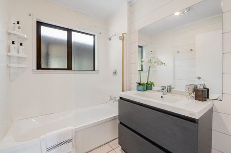 Photo of property in 2/15 Pemberton Avenue, Bayview, Auckland, 0629