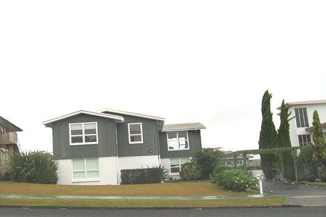 Photo of property in 18 Chelsea View Drive, Chatswood, Auckland, 0626