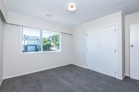 Photo of property in 12 Griffiths Grove, Newlands, Wellington, 6037