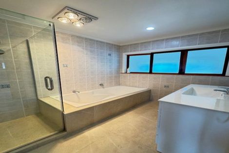 Photo of property in 6 Shearwater Rise, Rothesay Bay, Auckland, 0630
