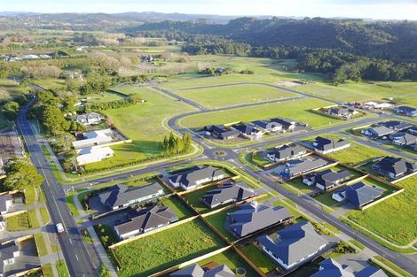 Photo of property in 12 Vogwill Road, Kumeu, 0810