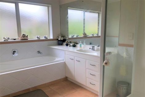 Photo of property in 14 Heyington Way, East Tamaki Heights, Auckland, 2016