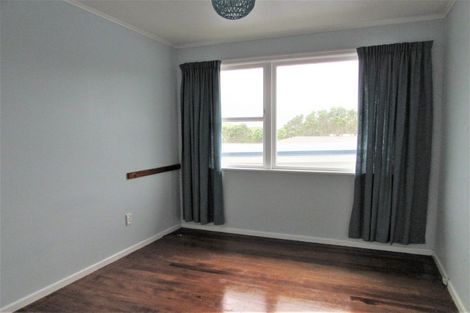 Photo of property in 30 Brooker Grove, Newlands, Wellington, 6037
