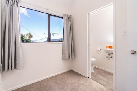 Photo of property in 16 Garden Road, Northland, Wellington, 6012