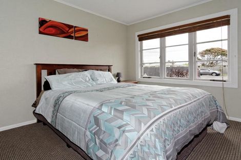 Photo of property in 7 Rixon Place, Te Atatu Peninsula, Auckland, 0610