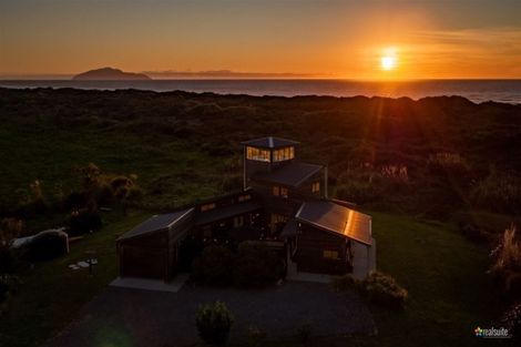 Photo of property in 80 Reay Mackay Grove, Waikawa Beach, Manakau, 5573
