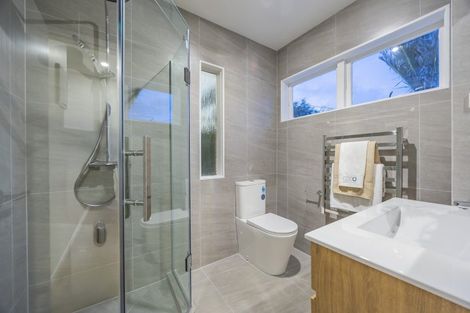 Photo of property in 255 Glenfield Road, Hillcrest, Auckland, 0627