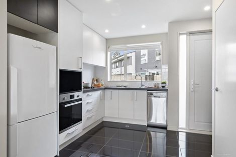 Photo of property in 2u6 Stone Street, Miramar, Wellington, 6022