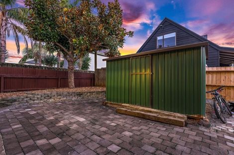 Photo of property in 31 Royal View Road, Te Atatu South, Auckland, 0610