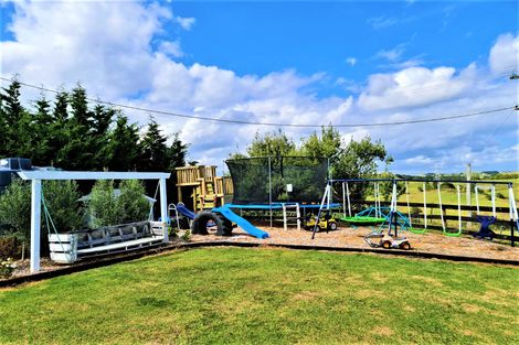 Photo of property in 7 Mountain Road, Kaiwaka, Maungaturoto, 0587