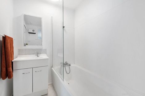 Photo of property in Victoria Court, 4u8 Queen Street, Mount Victoria, Wellington, 6011
