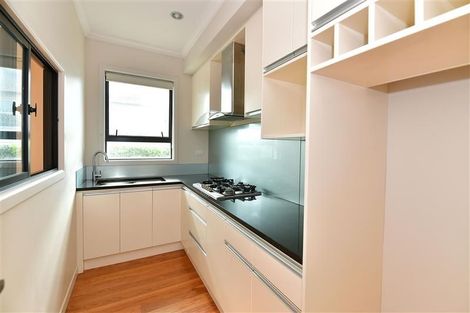 Photo of property in 16 Fernhill Way, Oteha, Auckland, 0632