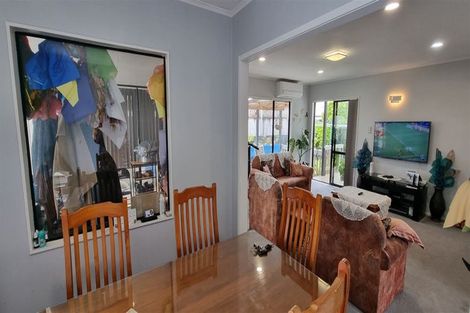 Photo of property in 8a Fruitvale Road, New Lynn, Auckland, 0600